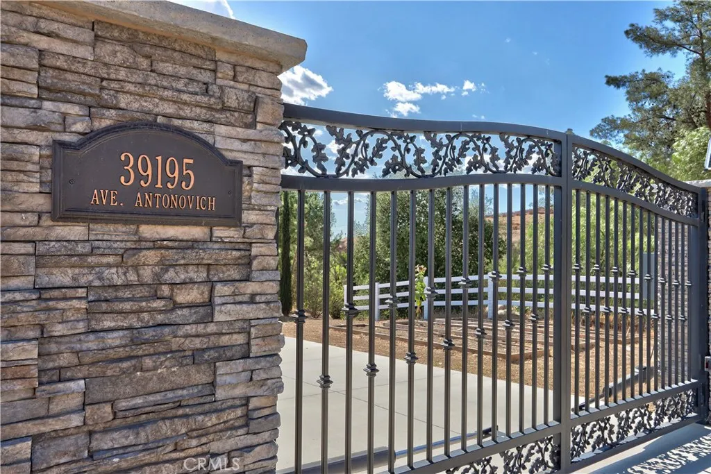 39195 Avenida Antonovich, Temecula, California 92591 home-pic-3